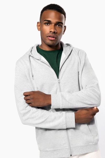 Sweat-shirt personnalisable zippé à capuche couleur gris. Porté par un homme vue de face. Marque Kariban Sweat-shirt personnalisable zippé à capuche couleur gris. Porté par un homme vue de face. Marque Kariban