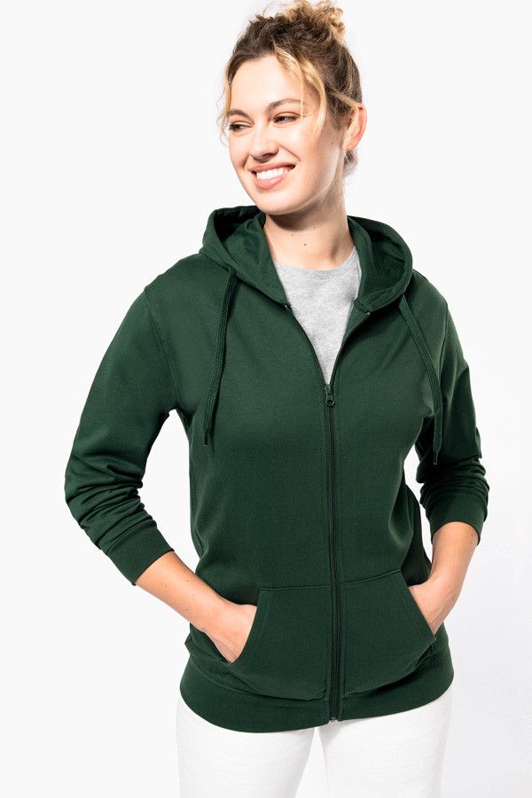 Sweat-shirt personnalisable zippé à capuche couleur vert forêt. Porté par une femme vue de face. Marque Kariban