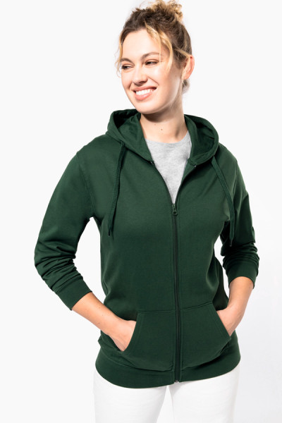 Sweat-shirt personnalisable zippé à capuche couleur vert forêt. Porté par une femme vue de face. Marque Kariban Sweat-shirt personnalisable zippé à capuche couleur vert forêt. Porté par une femme vue de face. Marque Kariban