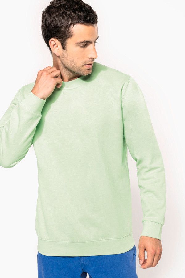 Homme en sweat-shirt col rond unisexe personnalisable. Vue de face. Marque Kariban.