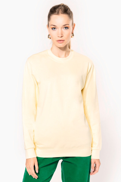 Femme en sweat-shirt col rond unisexe personnalisable. Vue de face. Marque Kariban. Femme en sweat-shirt col rond unisexe personnalisable. Vue de face. Marque Kariban.