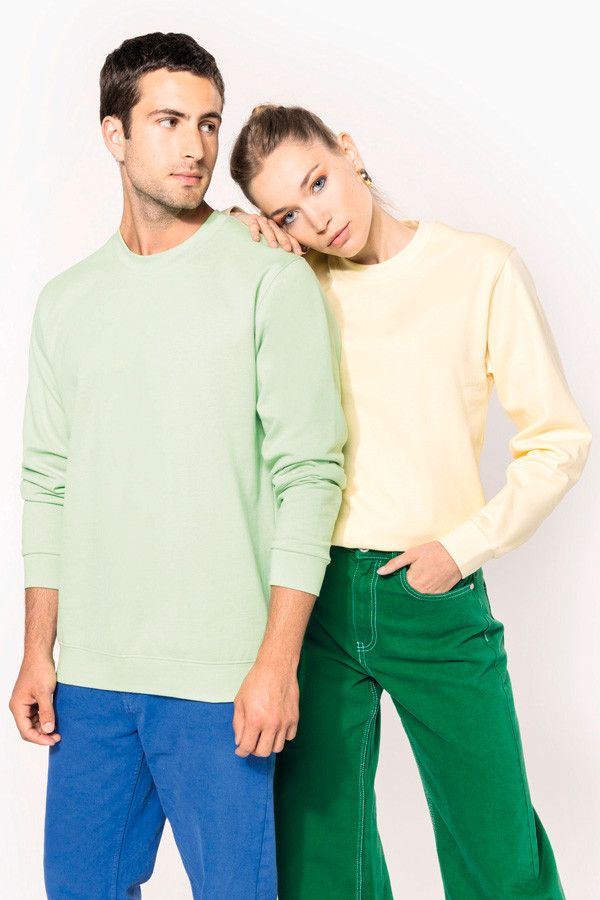 Couple en sweat-shirt col rond unisexe personnalisable. Marque Kariban