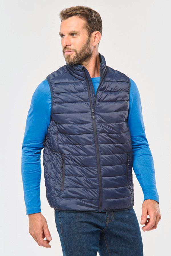 Bodywarmer ou doudoune sans manche à broder. Porté par un homme. Couleur marine - Marque Kariban