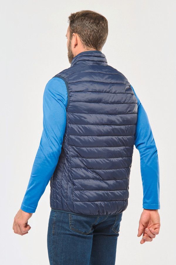 Homme vue de dos avec doudoune sans manche à broder. Couleur marine - Marque Kariban