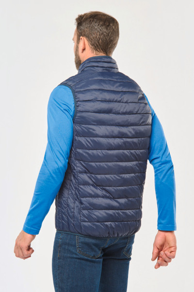 Homme vue de dos avec doudoune sans manche à broder. Couleur marine - Marque Kariban Homme vue de dos avec doudoune sans manche à broder. Couleur marine - Marque Kariban