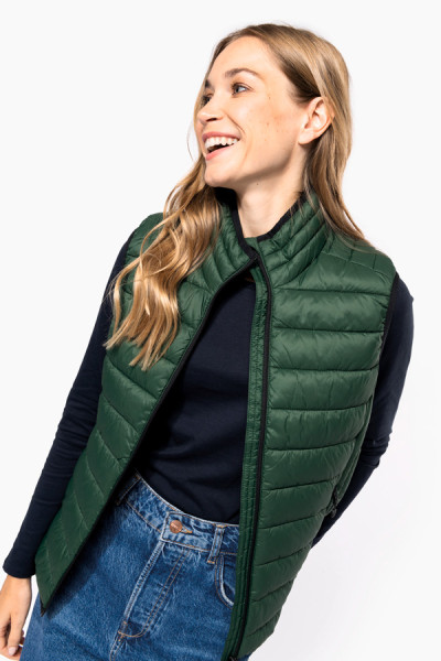 Doudoune sans manche femme à broder et à personnaliser. Vue de face. Couleur vert - Marque Kariban