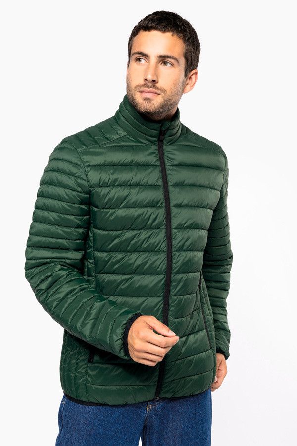 Doudoune homme personnalisable en broderie. Vue portée de face. Couleur vert - Marque Kariban