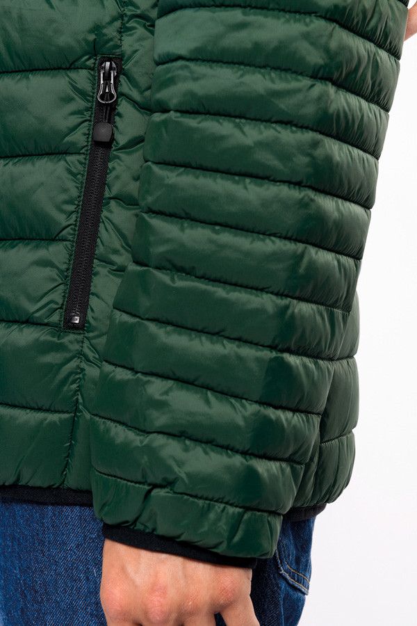 Détail manche doudoune homme personnalisable en broderie. Couleur vert - Marque Kariban