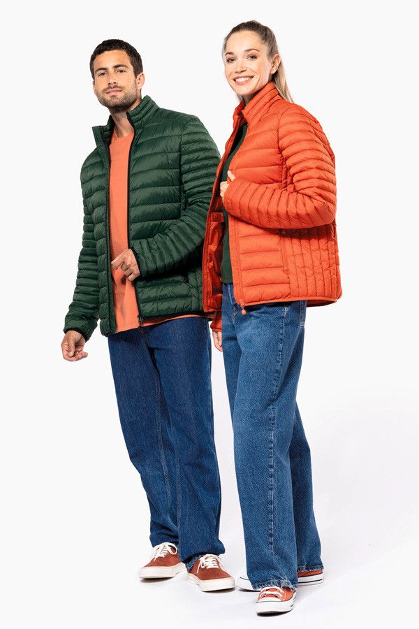 Couple en doudoune verte et rouge. Doudoune lègère à personnaliser. Marque Kariban