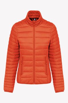 Doudoune femme personnalisable en broderie. Vue portée de face. Couleur rouge - Marque Kariban 2