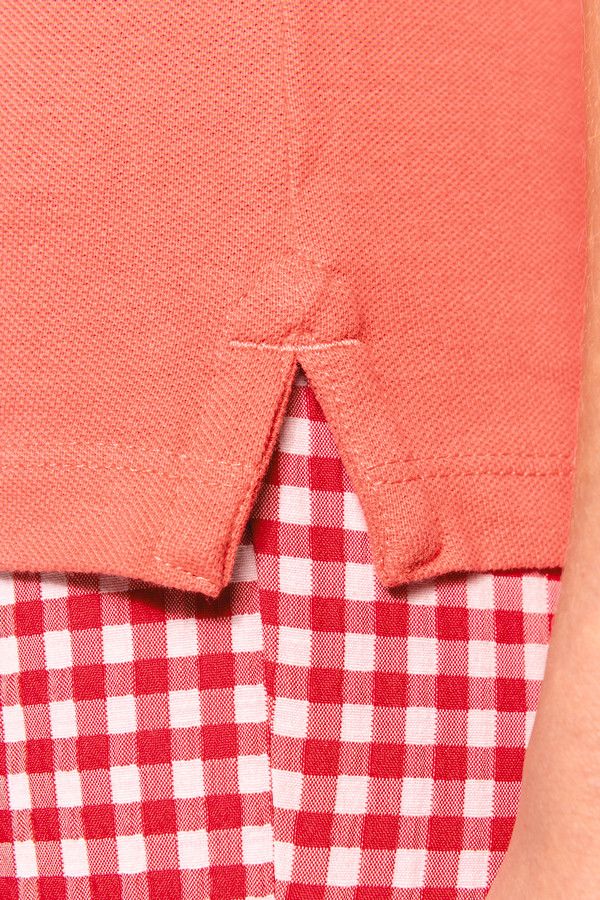 Détail fentes d'aisance polo femme manches courtes. Couleur corail - Marque Kariban
