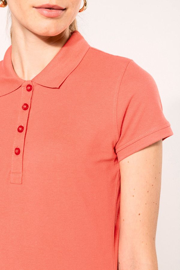 Détail encolure manches polo femme manches courtes. Couleur corail - Marque Kariban