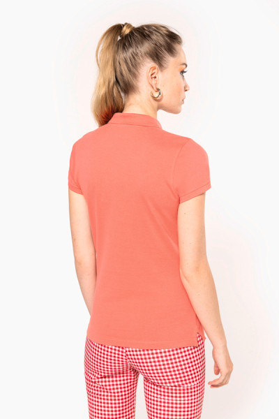 Polo en maille piquée femme manches courtes personnalisable. Vue de dos. Couleur corail - Marque Kariban Polo en maille piquée femme manches courtes personnalisable. Vue de dos. Couleur corail - Marque Kariban