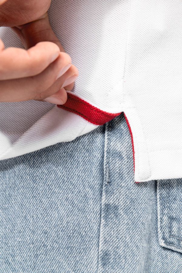 Detail fente polo homme maille piquée blanc personnalisable