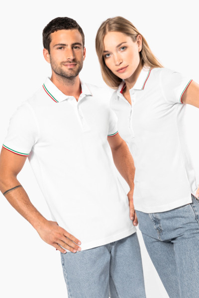 Couple en polo maille piquée manche courtes. Modèle blanc avec liserés au col et aux manches. Marque Kariban Couple en polo maille piquée manche courtes. Modèle blanc avec liserés au col et aux manches. Marque Kariban