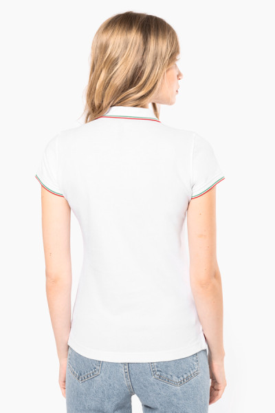 Polo femme personnalisable manches courtes. Vue de dos. Couleur blanc avec liserés colorés - Marque Kariban Polo femme personnalisable manches courtes. Vue de dos. Couleur blanc avec liserés colorés - Marque Kariban