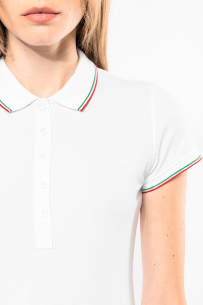 Détail col et manche polo femme. Couleur blanc avec liserés Détail col et manche polo femme. Couleur blanc avec liserés