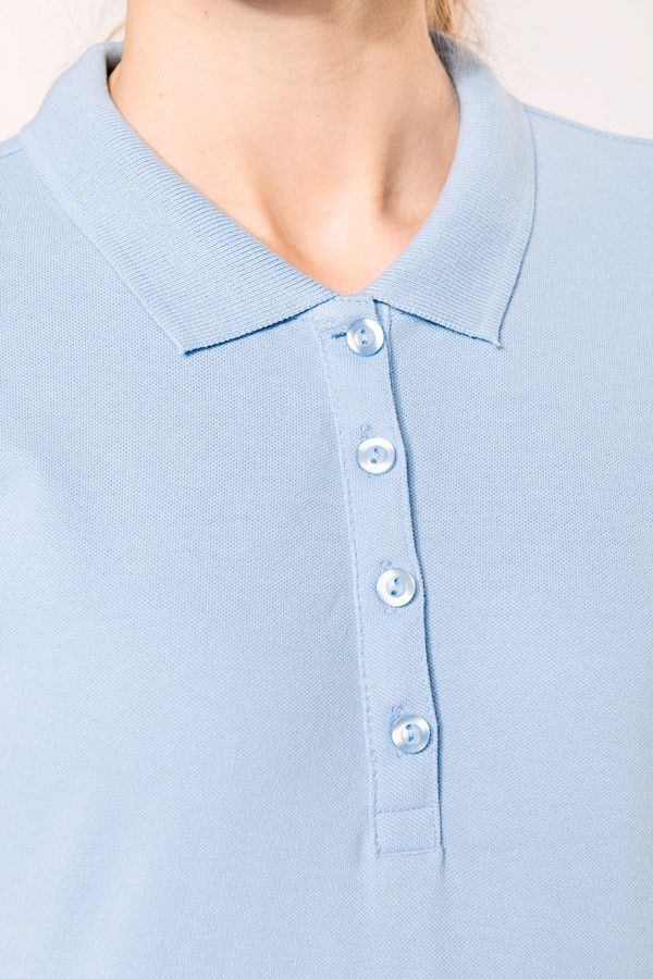 Détail col polo femme personnalisable. Couleur sky blue - Marque Kariban
