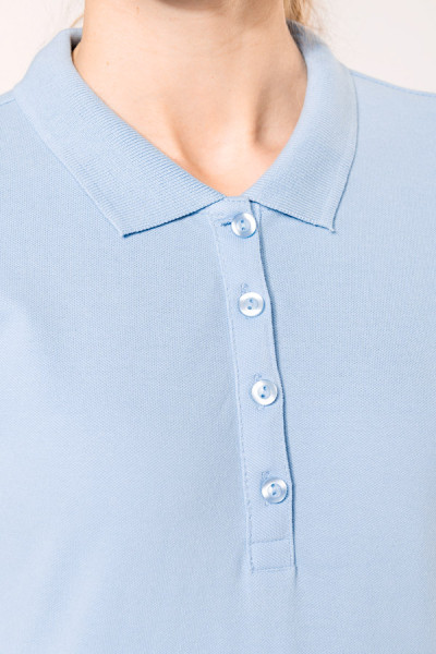 Détail col polo femme personnalisable. Couleur sky blue - Marque Kariban Détail col polo femme personnalisable. Couleur sky blue - Marque Kariban