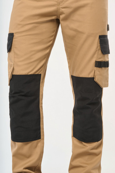 Détail pantalon de travail bicolore personnalisable. Vue renfort genoux. Couleur : camel/black - Marque WorkTeam