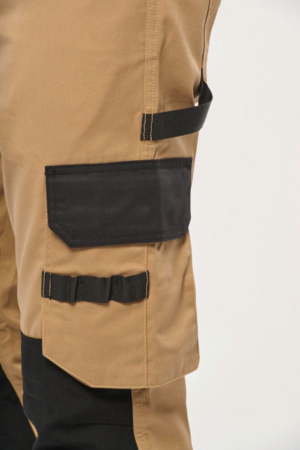 Détail pantalon de travail bicolore personnalisable. Vue latérale jambe gauche poche. Couleur : camel/black - Marque WorkTeam