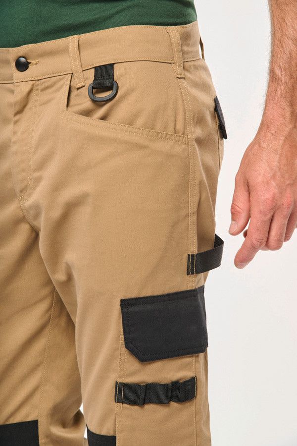 Détail pantalon de travail bicolore personnalisable. Vue taille et jambe gauche poche. Couleur : camel/black - Marque WorkTeam