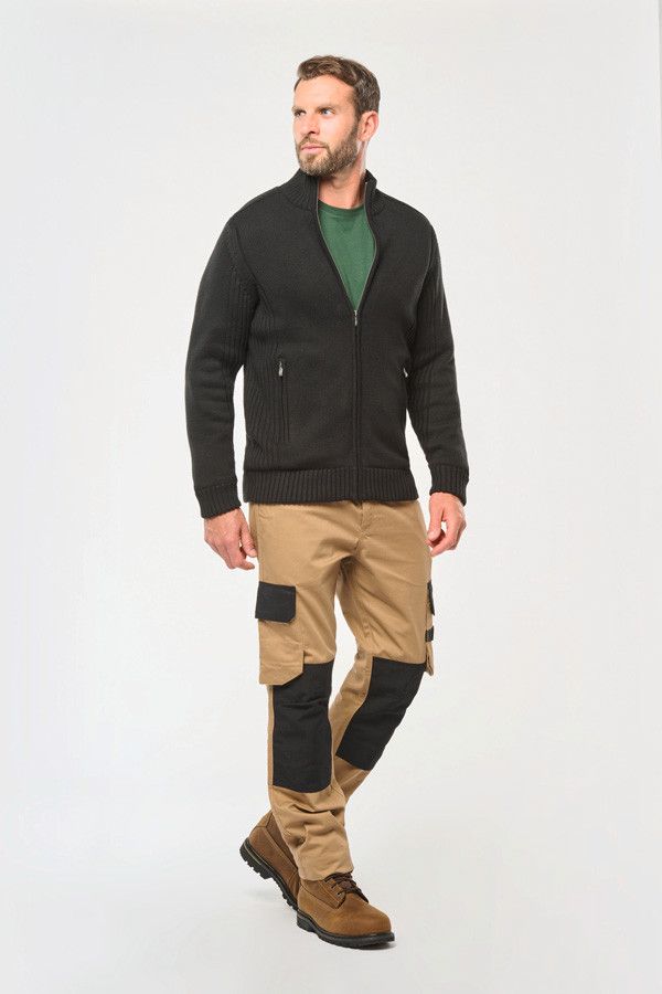 Pantalon de travail bicolore personnalisable porté par un homme. Couleur : camel/black - Marque WorkTeam