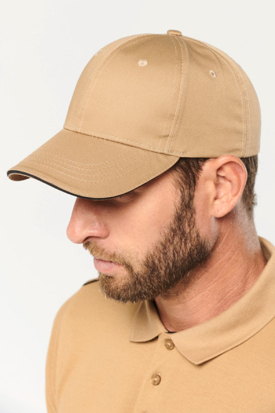 Vue de côté casquette textile 6 panneaux avec liseré contrasté personnalisable. Couleur : camel/black - Marque WorkTeam