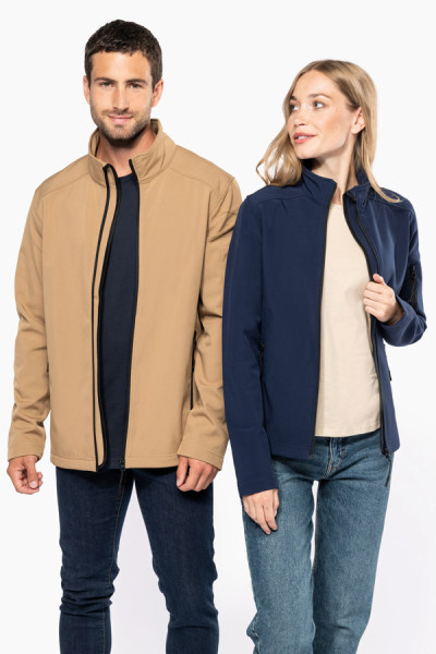 Couple qui porte des softshells personnalisables par Belibrod. Marque Kariban Couple qui porte des softshells personnalisables par Belibrod. Marque Kariban