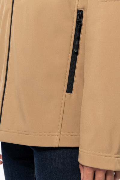 Détail fermeture poche latérale softshell personnalisable couleur camel. Détail fermeture poche latérale softshell personnalisable couleur camel.