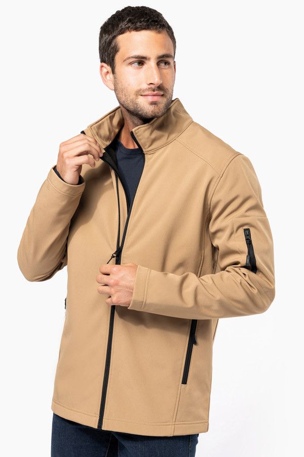 Veste softshell homme personnalisable par marquage. Vue portée semi ouverte de face. Couleur camel - Marque Kariban