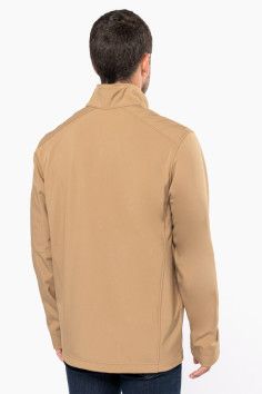 Veste softshell homme personnalisable par marquage. Vue portée semi ouverte de face. Couleur camel - Marque Kariban 2