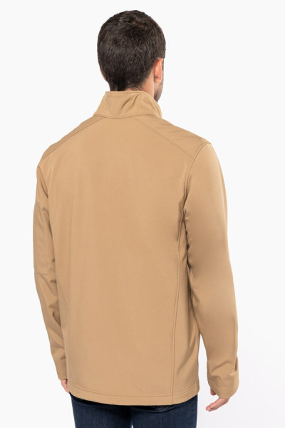Veste softshell homme personnalisable par marquage. Vue portée de dos. Couleur camel - Marque Kariban Veste softshell homme personnalisable par marquage. Vue portée de dos. Couleur camel - Marque Kariban