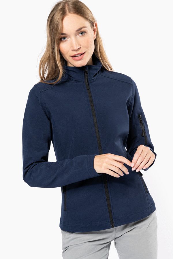 Veste softshell femme personnalisable par marquage. Vue portée de face. Couleur Navy - Marque Kariban