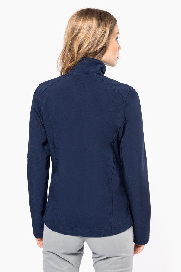 Veste softshell femme à personnaliser. Vue portée de dos. Couleur Navy - Marque Kariban