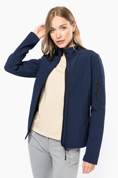Veste softshell femme. Vue portée ouverte. Couleur Navy - Marque Kariban