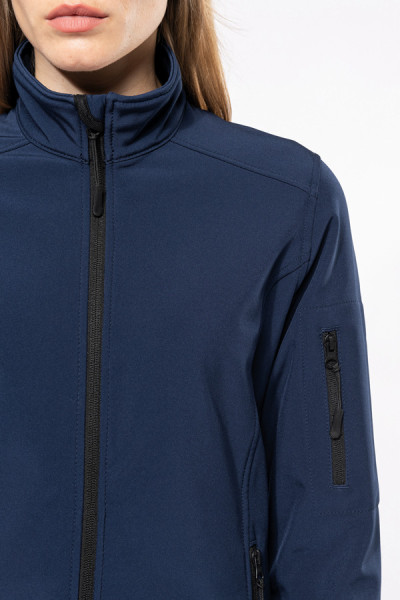 Détail vue rapprochée sur zip et épaule veste softshell femme. Couleur navy