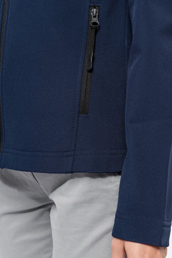 Détail vue rapprochée sur poche latérale zipée veste softshell femme. Couleur navy