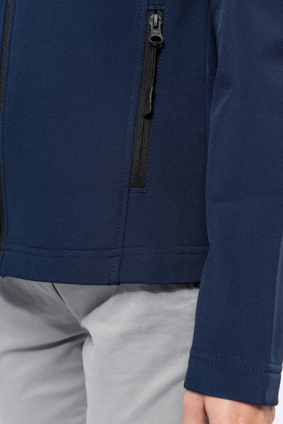 Détail vue rapprochée sur poche latérale zipée veste softshell femme. Couleur navy