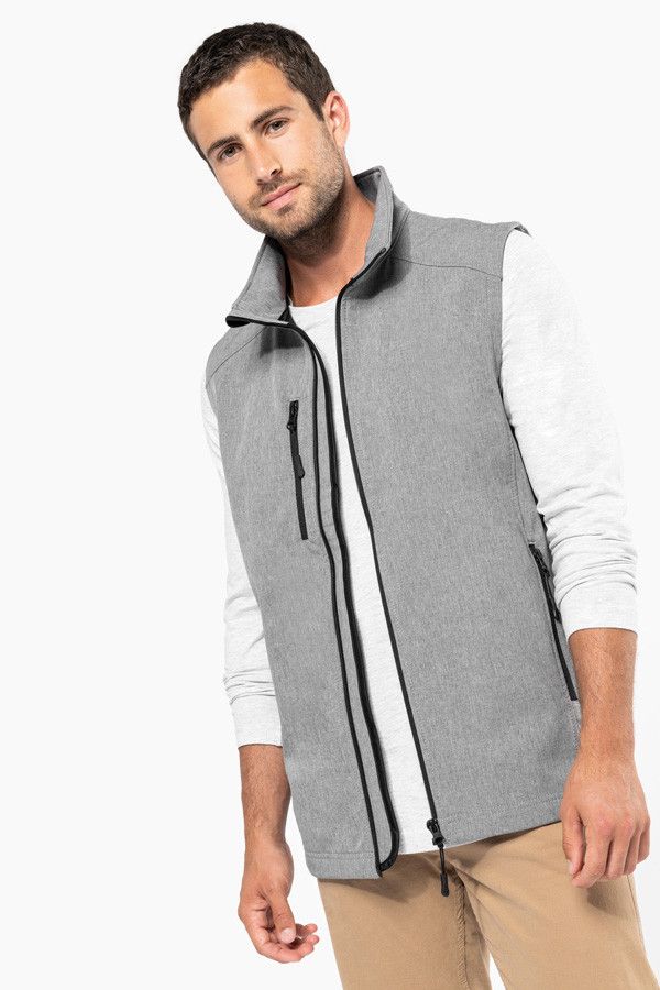 Bodywarmer softshell personnalisable. Couleur gris portée par un homme vue de face - Marque Kariban