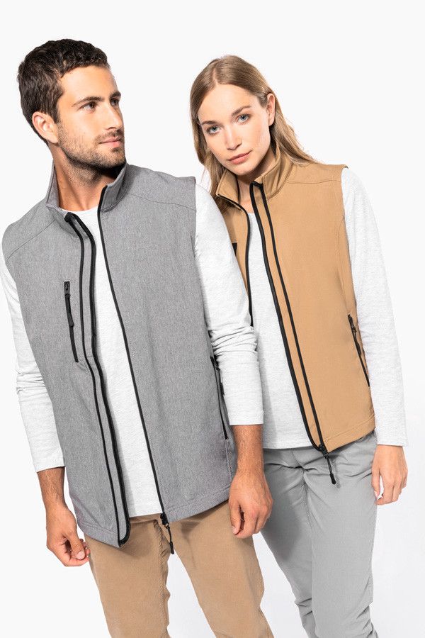 Couple en bodywarmer softshell personnalisable. Couleur gris et camel - Marque Kariban
