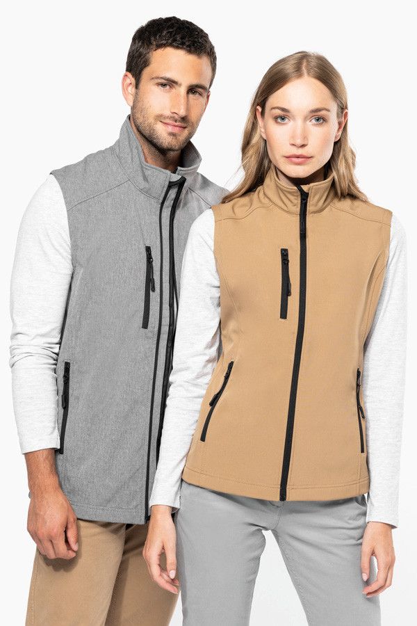 Couple en bodywarmer softshell personnalisable. Couleur gris et camel - Marque Kariban