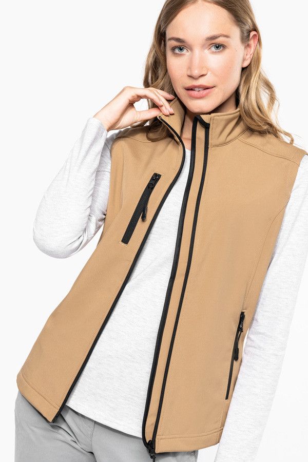 Bodywarmer softshell sans manche - Couleur camel - Portée ouverte par mannequin femme - Marque Kariban