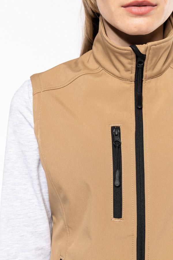 Détail bodywarmer femme softshell poche poitrine et fermeture zippée.