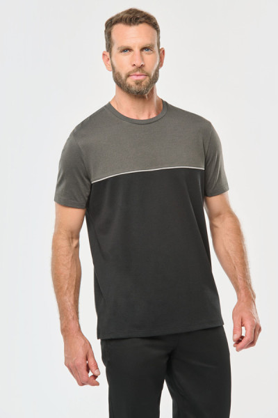 T-shirt bicolore écoresponsable personnalisable - Couleur black dark grey - Porté par un homme - Vue de face - Marque Workteam T-shirt bicolore écoresponsable personnalisable - Couleur black dark grey - Porté par un homme - Vue de face - Marque Workteam