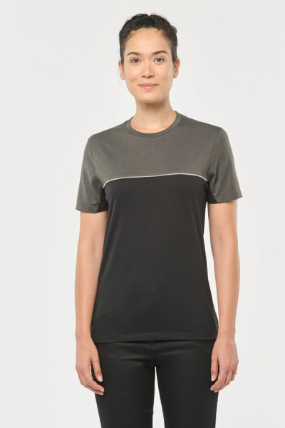 T-shirt bicolore écoresponsable personnalisable - Couleur black dark grey - Porté par une femme - Vue de face - Marque Workteam T-shirt bicolore écoresponsable personnalisable - Couleur black dark grey - Porté par une femme - Vue de face - Marque Workteam