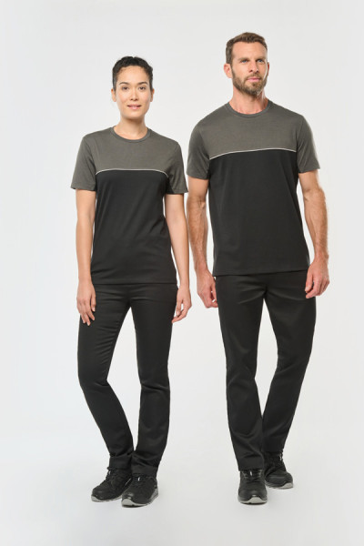 T-shirt bicolore écoresponsable personnalisable - Couleur black dark grey - Porté par un couple - Vue de face - Marque Workteam T-shirt bicolore écoresponsable personnalisable - Couleur black dark grey - Porté par un couple - Vue de face - Marque Workteam