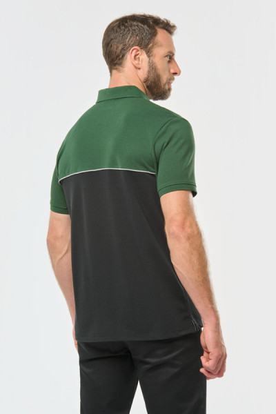 Polo bicolore écoresponsable personnalisable - Couleur black/forest green - Vue de dos sur homme - Marque Workteam