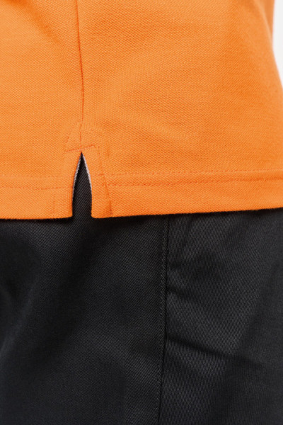 Détail fente aisance polo personnalisable - Couleur orange - Marque Workteam Détail fente aisance polo personnalisable - Couleur orange - Marque Workteam