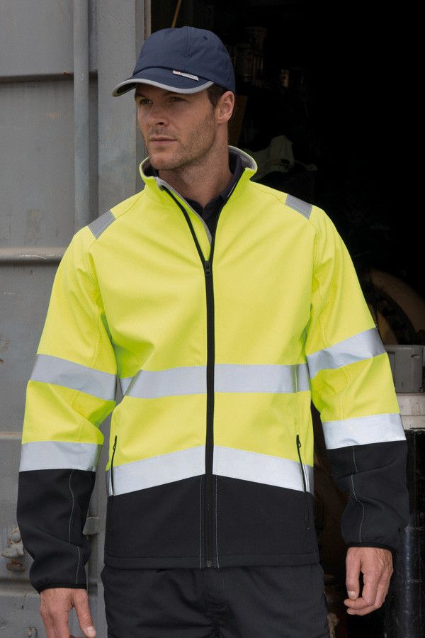 Veste softshell homme haute visibilité personnalisable par marquage. Vue portée par un homme. Couleur jaune fluo - Marque Result